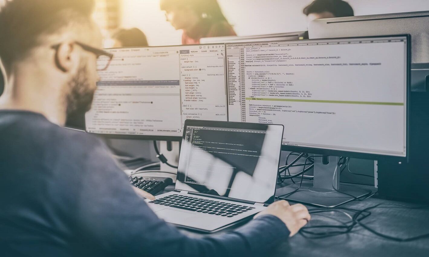 Webdevelpoper am Schreibtisch